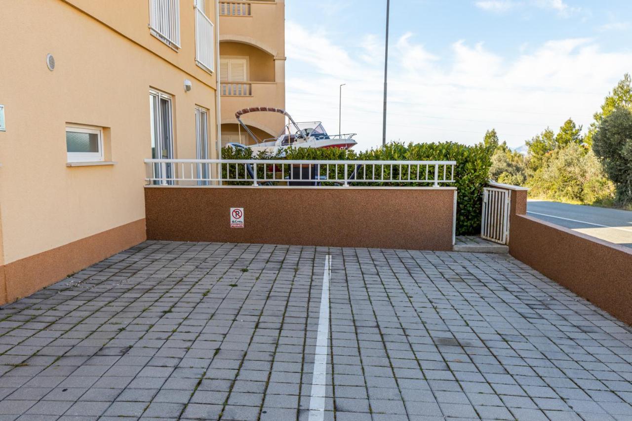 קאבטאט Spacious 2-Bedroom Apartment With Terrace And Parking מראה חיצוני תמונה