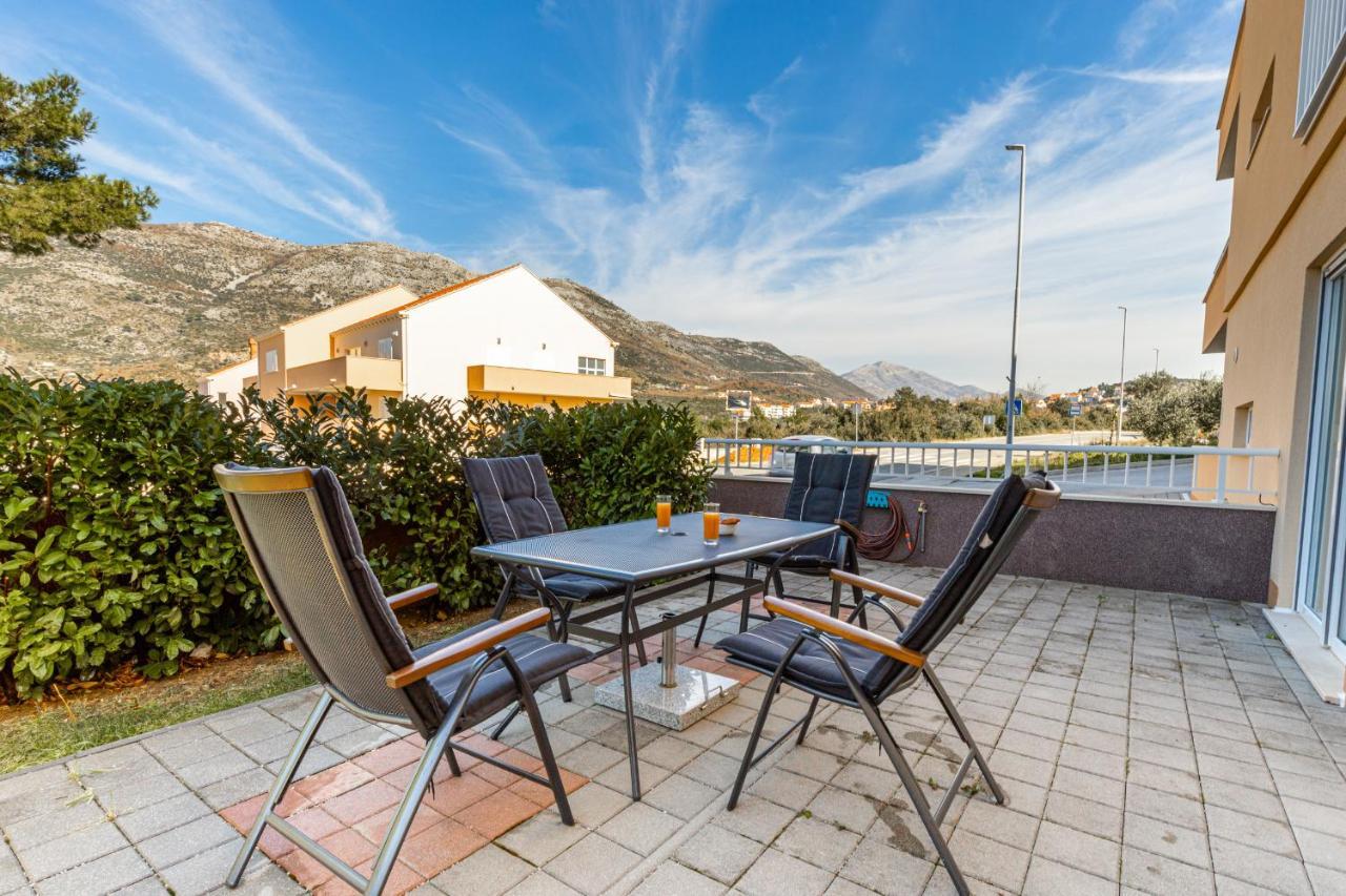 קאבטאט Spacious 2-Bedroom Apartment With Terrace And Parking מראה חיצוני תמונה