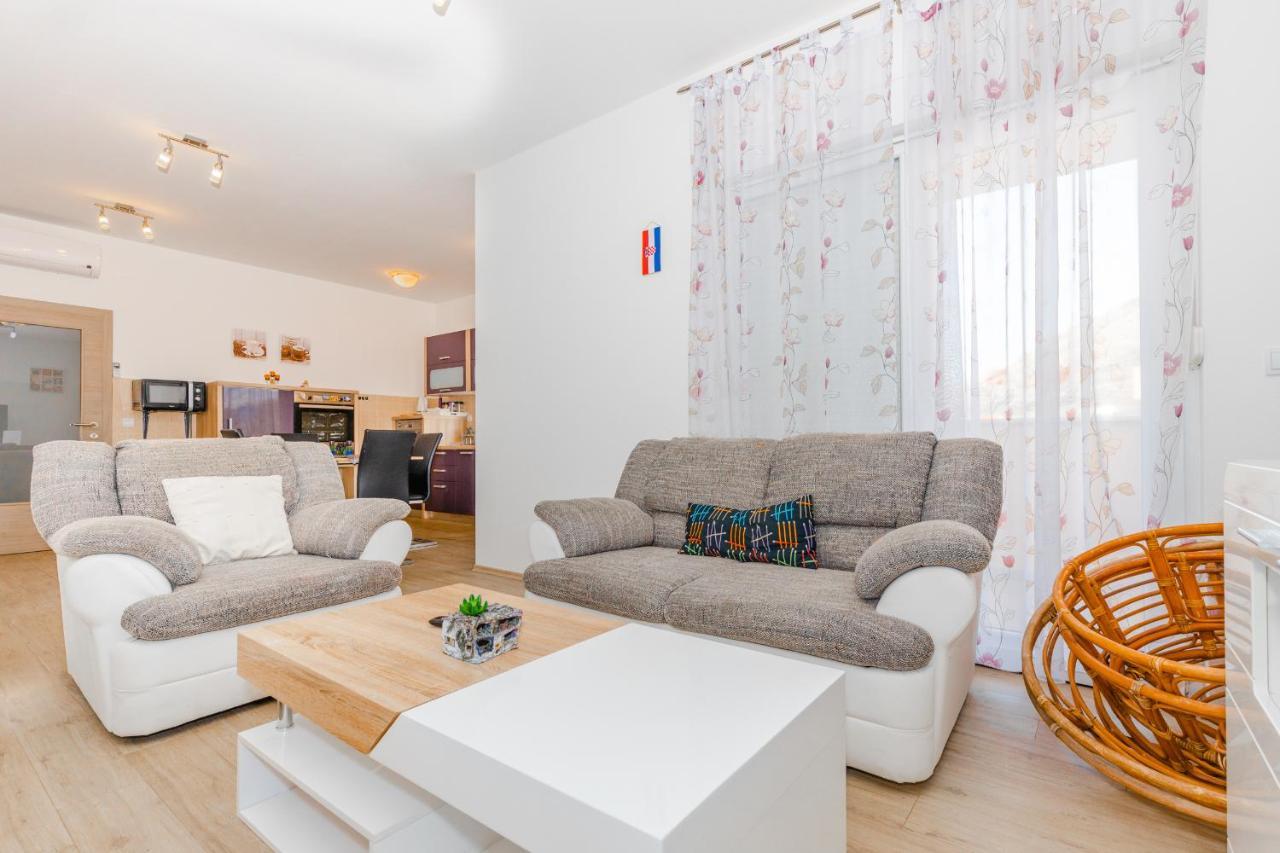 קאבטאט Spacious 2-Bedroom Apartment With Terrace And Parking מראה חיצוני תמונה