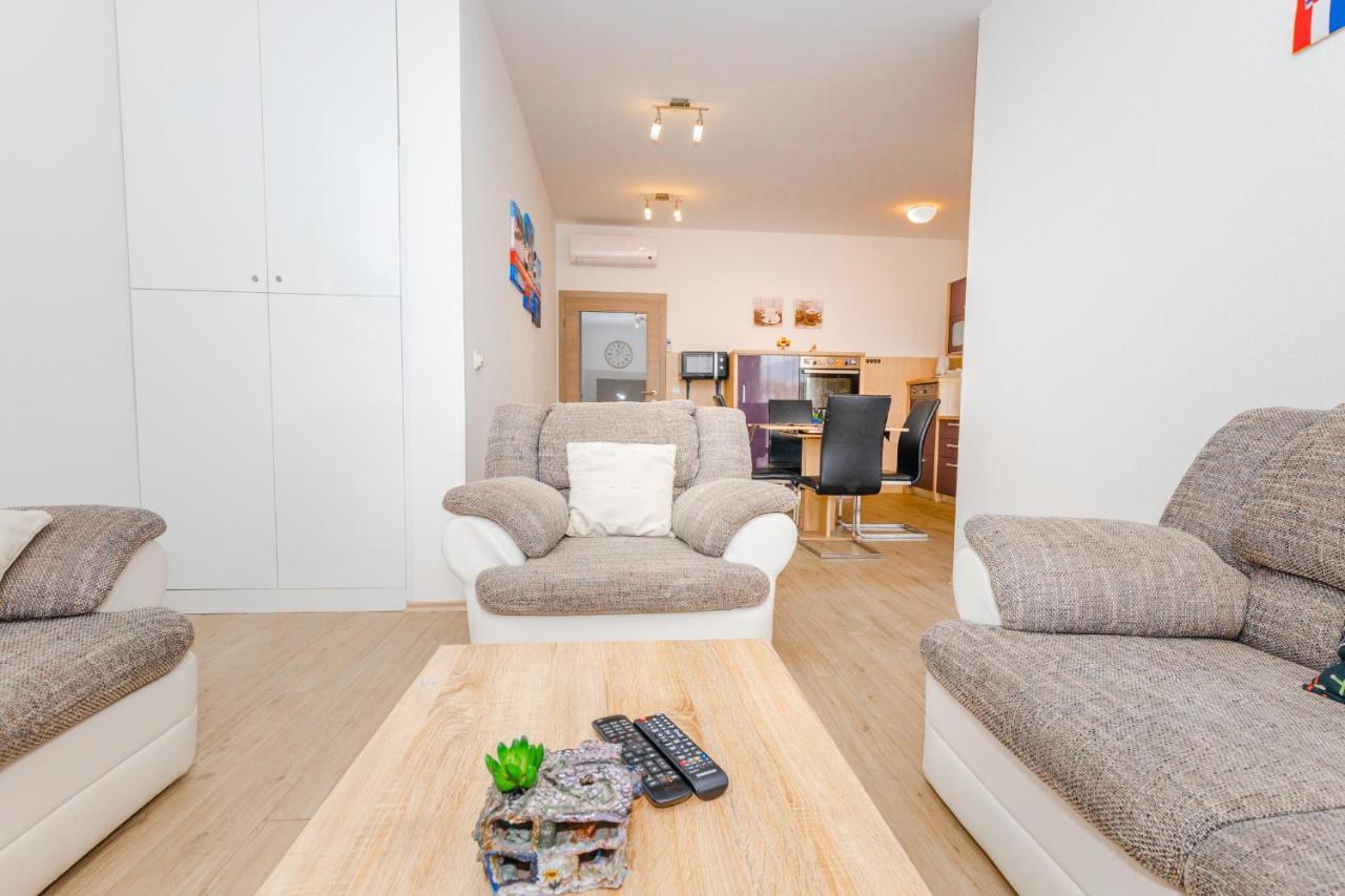 קאבטאט Spacious 2-Bedroom Apartment With Terrace And Parking מראה חיצוני תמונה